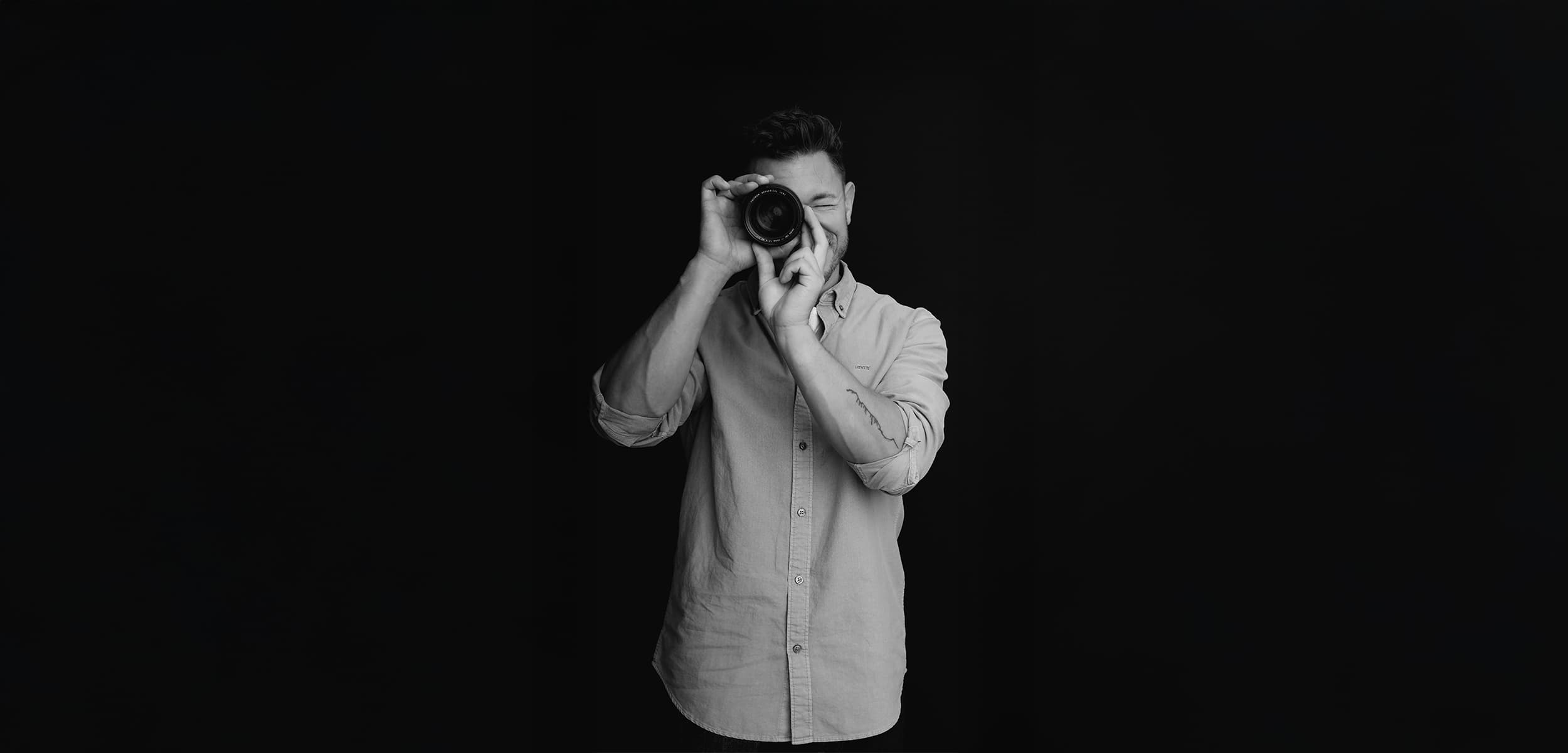 Jeffrey Roos, professioneel fotograaf in Hoef en Haag, met camera